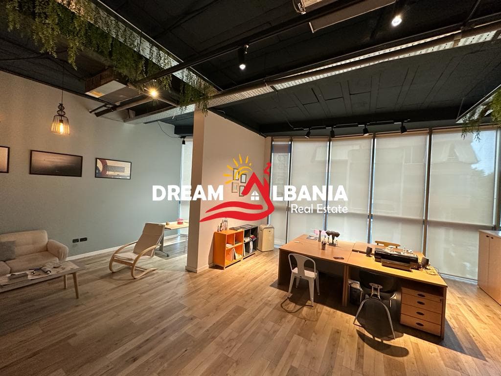 Jepet me Qira Zyrë– Bllok, sipër Doctor Hospital (ID 42611563)