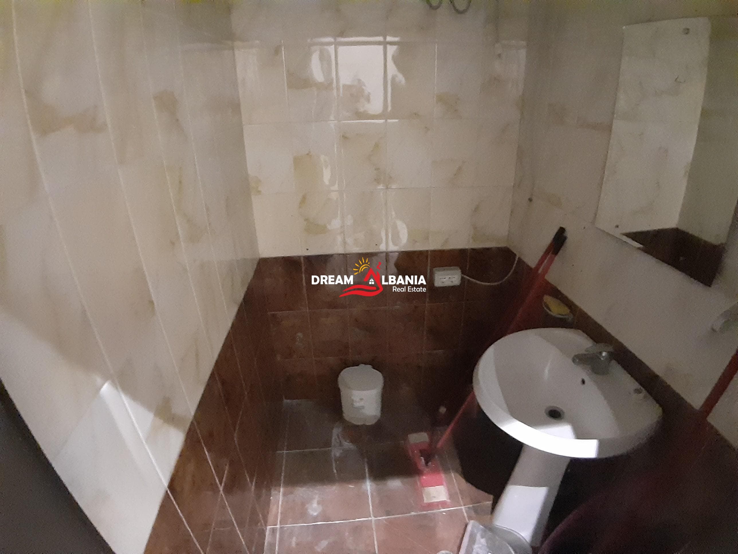 Dyqan ne shitje ne bulevardin Deshmoret e Kombit prane Piramides ne Tirane (ID 4171209)