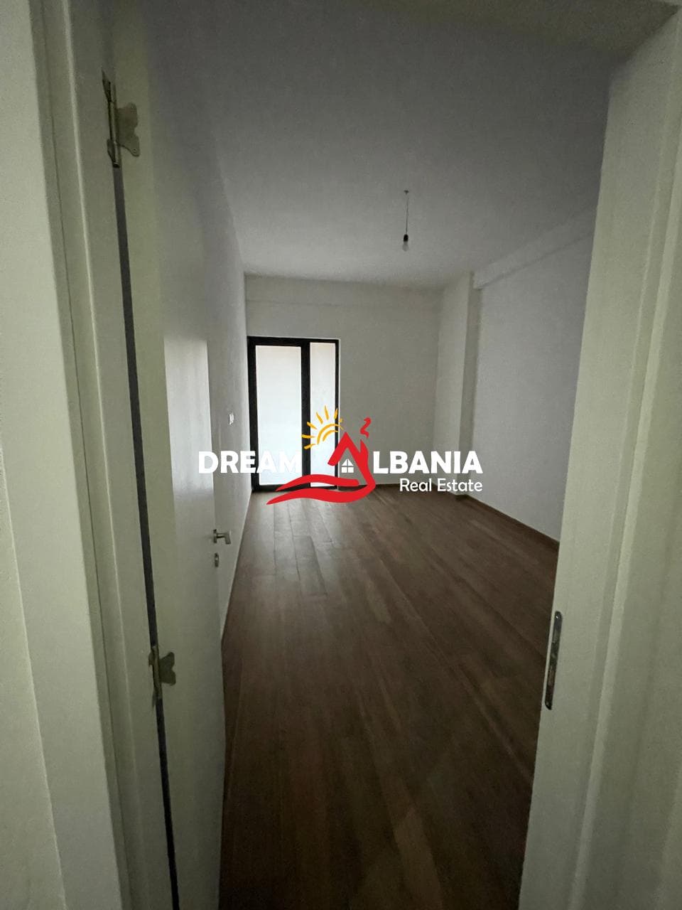 Jepet ambient me qera tek Rruga e Dibres prane Kompleks Arlis ( ID 42611425 )