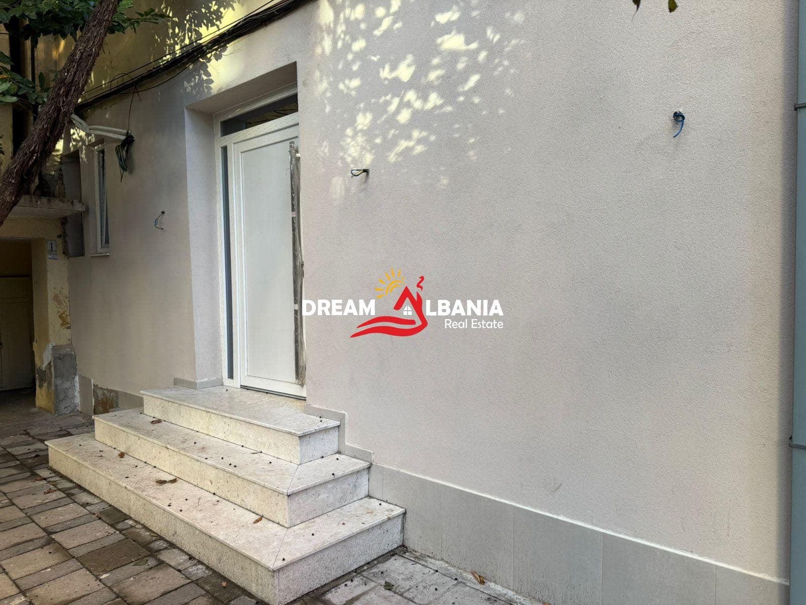 Jepet me Qira Ambient Biznesi – Rruga Fatmir Haxhiu, pranë ETC (42711182) 2