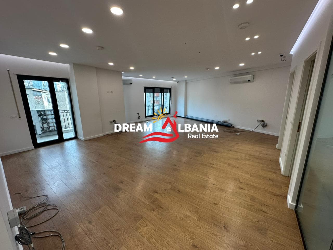 Jepet me qera ambient zyre me post parkimi ne Bulevardin Zogu i Pare prane Ministrise se Drejtesise (ID 42611379) 2