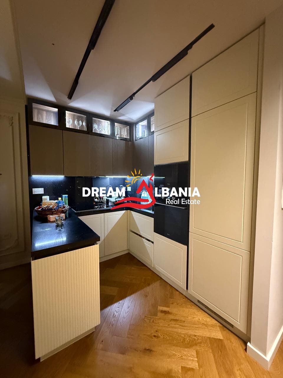 Apartament me qera 2+1+2 tualete tek Komuna e Parisit KIKA 2, Tirane (ID 42215478). 3