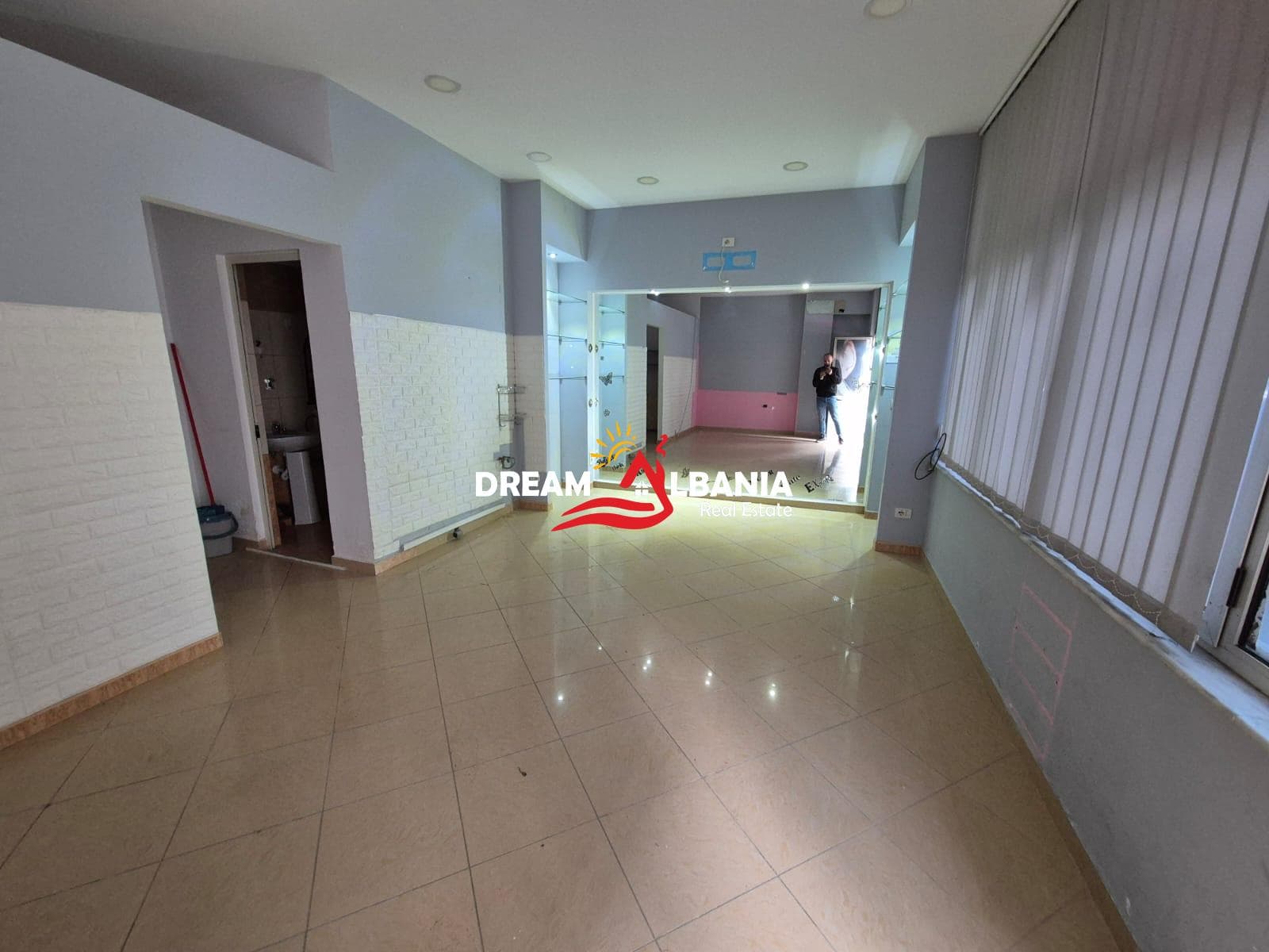 Dyqan ne shitje ne Rrugen Kongresi Manastirit prane Pediatrise ne Tirane (ID 4171553)