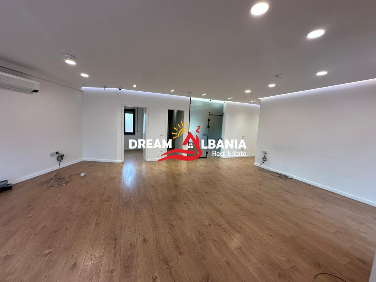 Jepet me qera ambient zyre me post parkimi ne Bulevardin Zogu i Pare prane Ministrise se Drejtesise (ID 42611379) 3