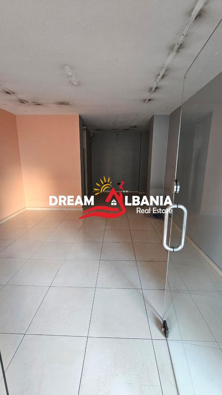 Dyqan me qera buze rruge prane EHW ne Rrugën Bardhyl, Tirane ( 42711188 )