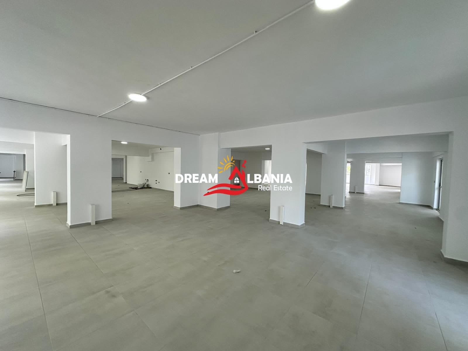Ambient dublex me qera ne rrugen Dritan Hoxha ne afersi te Procredit Bank ne Tirane (ID 4261881)