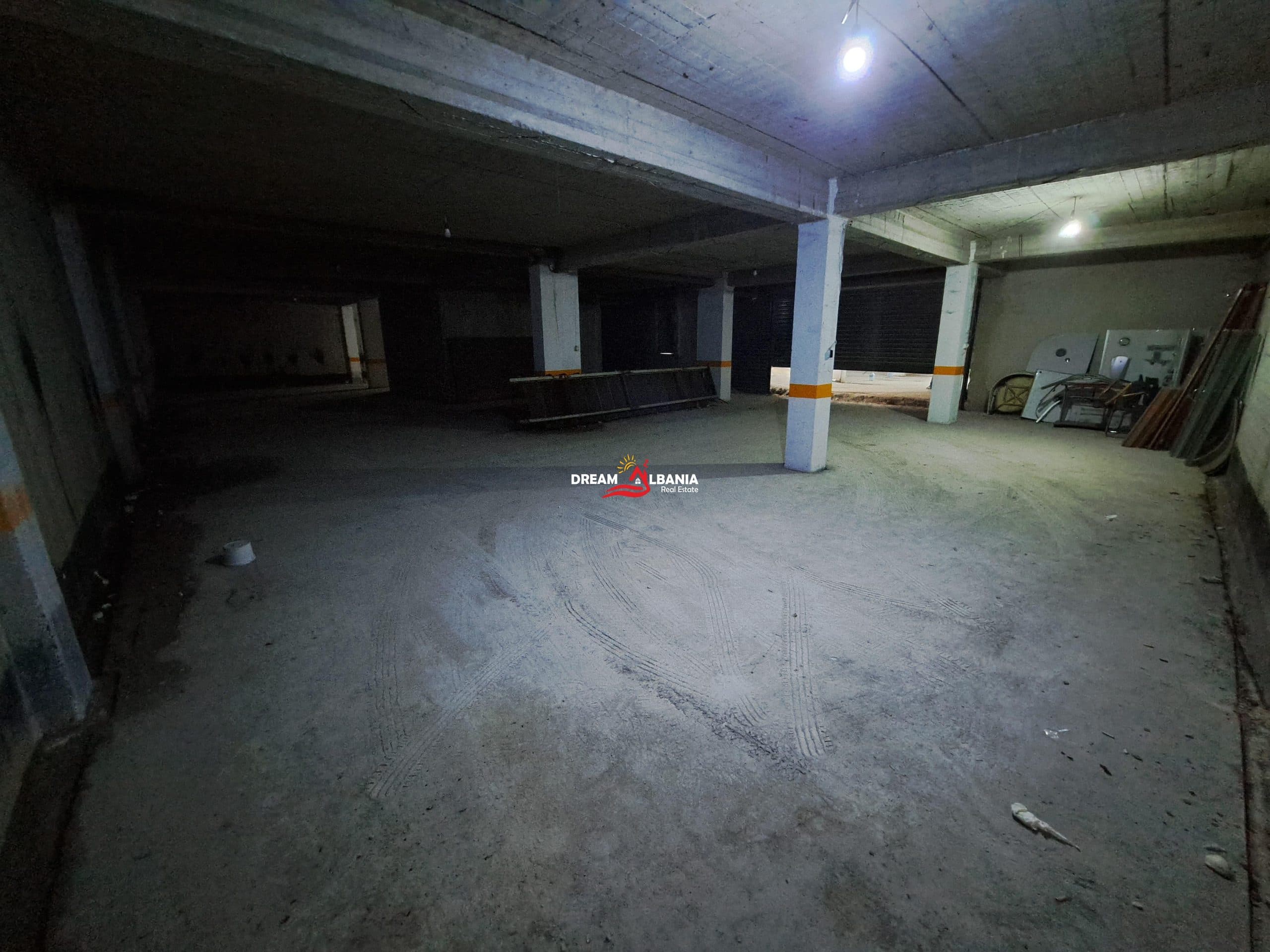 Magazine me qera ne rrugen Don Bosko prane Vizion Plus ne Tirane (ID 4281152) 3