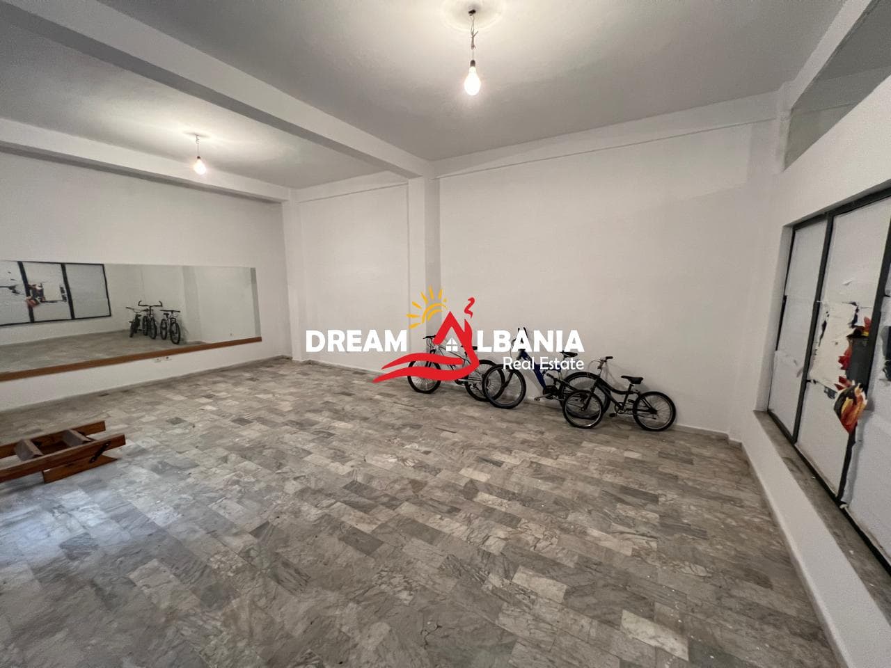 Ambjent Zyre me qera ne Qender te Tiranes tek Rruga e Bogdaneve (ID 42611204)
