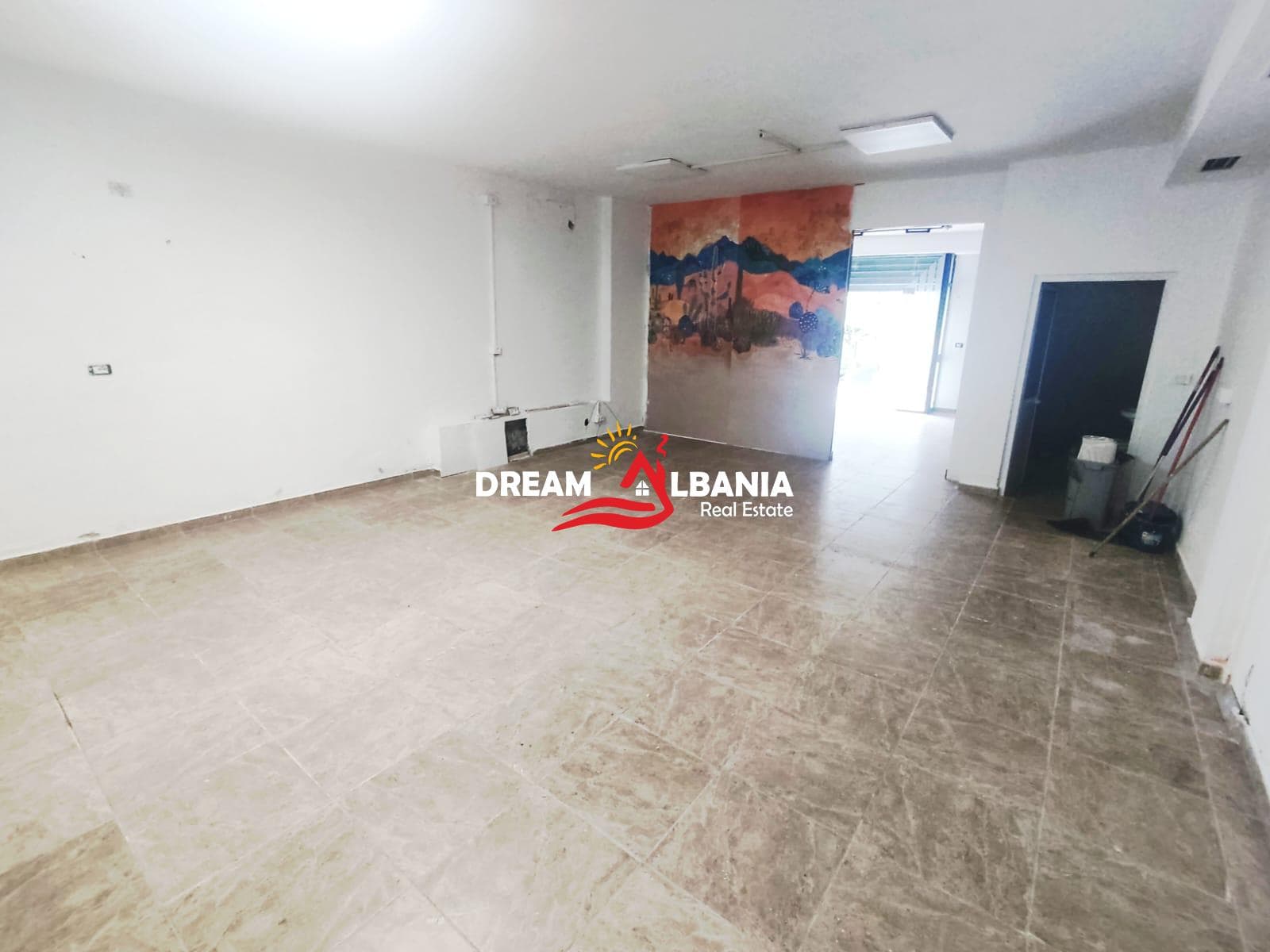 Jepet me qera dyqan në zonën e Bllokut prane Shkolles Petro Nini Luarasi – super mundësi biznesi! ( ID 42711159 ) 3
