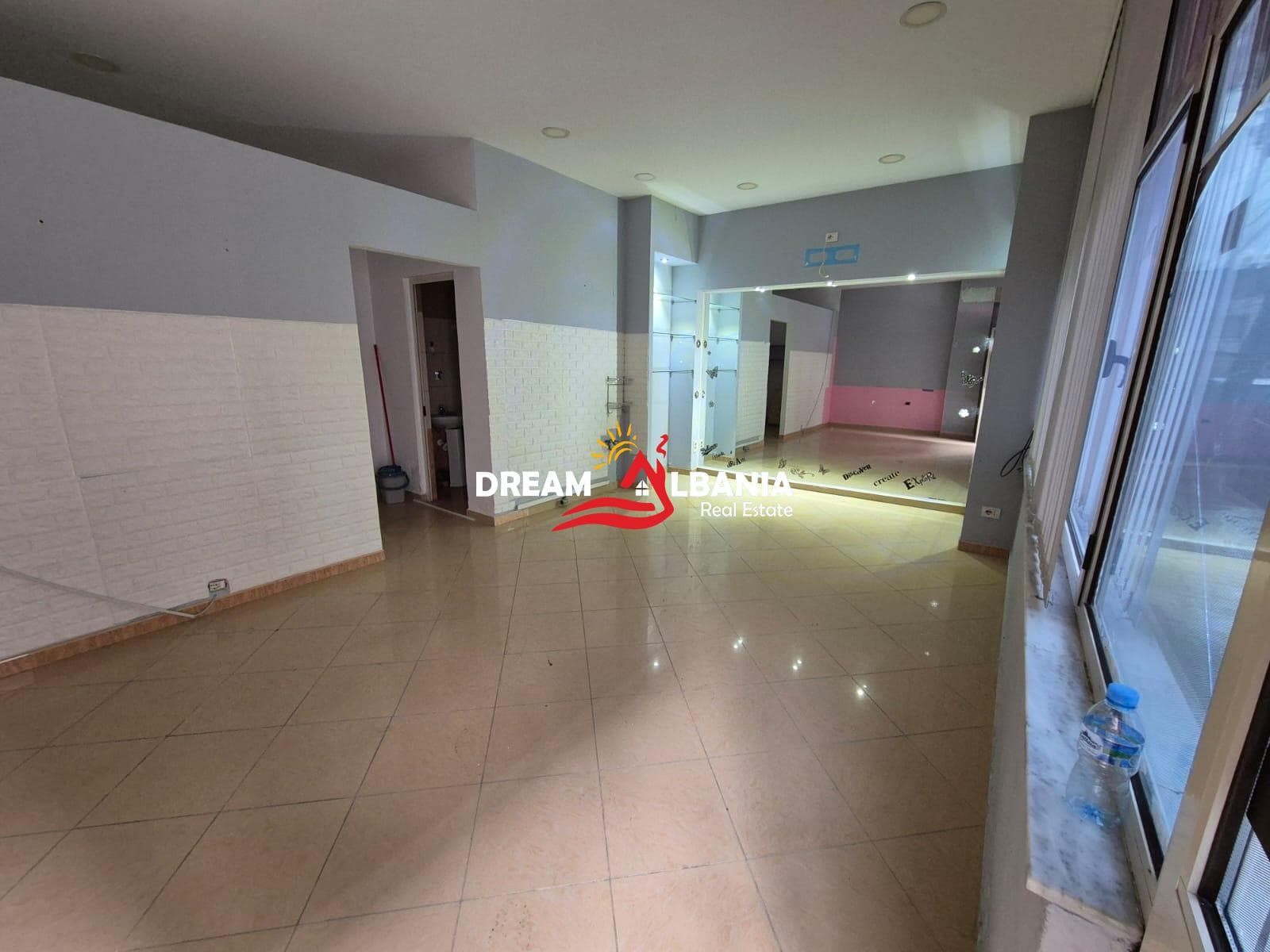 Dyqan ne shitje ne Rrugen Kongresi Manastirit prane Pediatrise ne Tirane (ID 4171553) 2