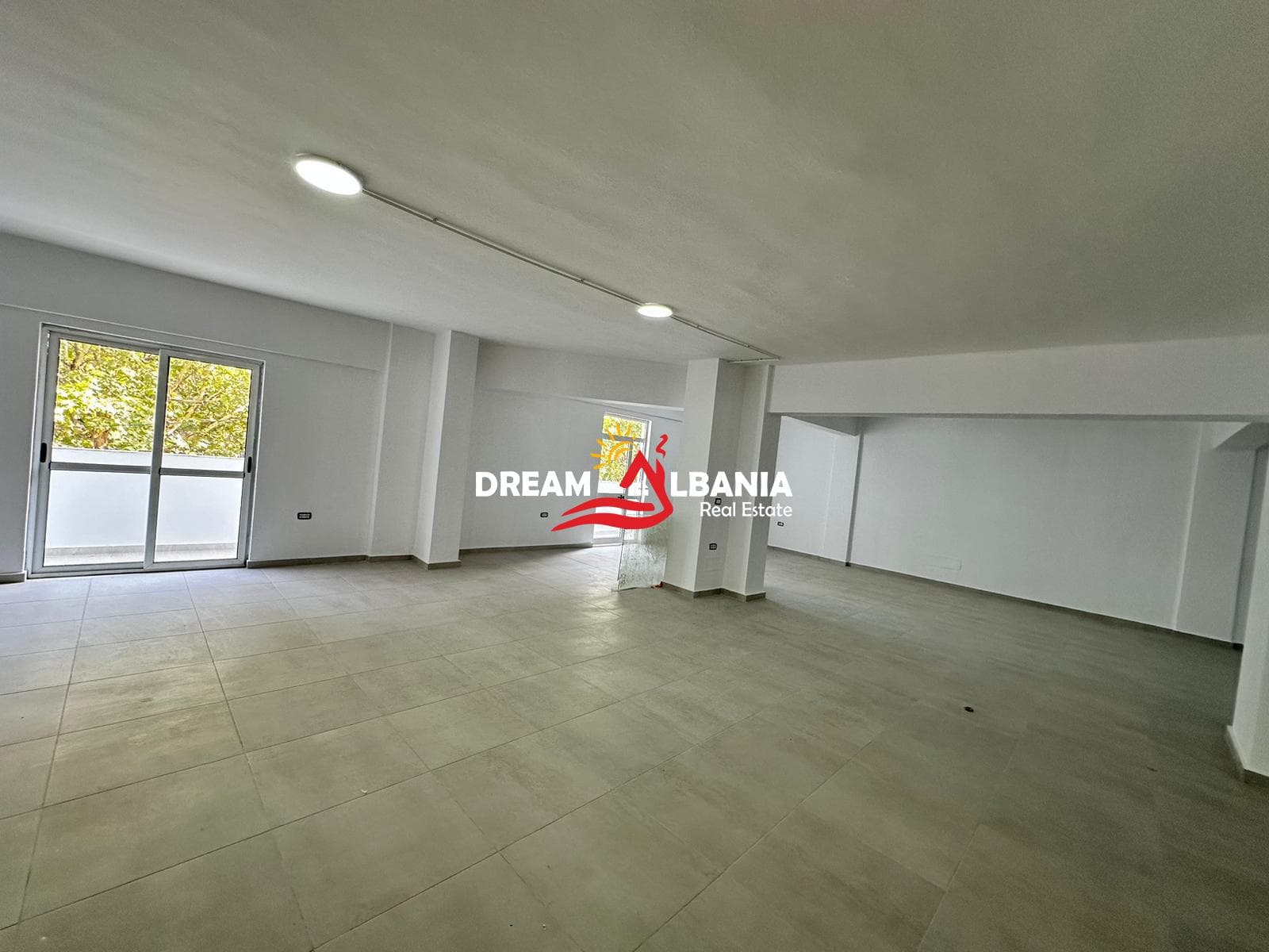 Ambient dublex me qera ne rrugen Dritan Hoxha ne afersi te Procredit Bank ne Tirane (ID 4261881) 4