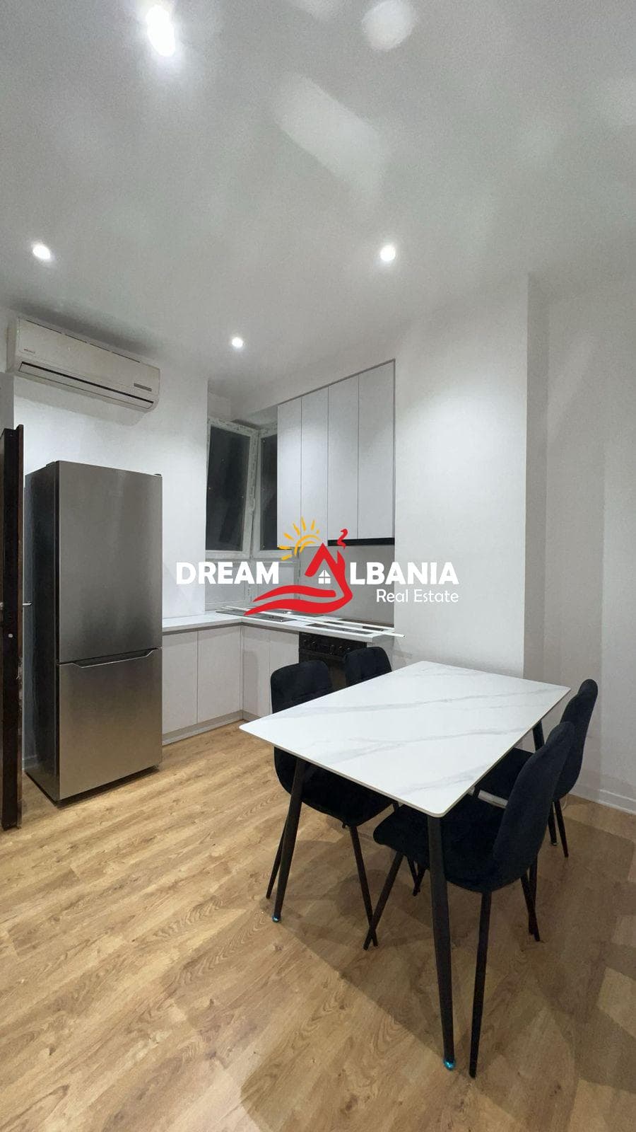 Jepet me qera apartament 1+1 ne rrugen e Barrikadave prane Gjimnazit Sami Frasheri (42111512)