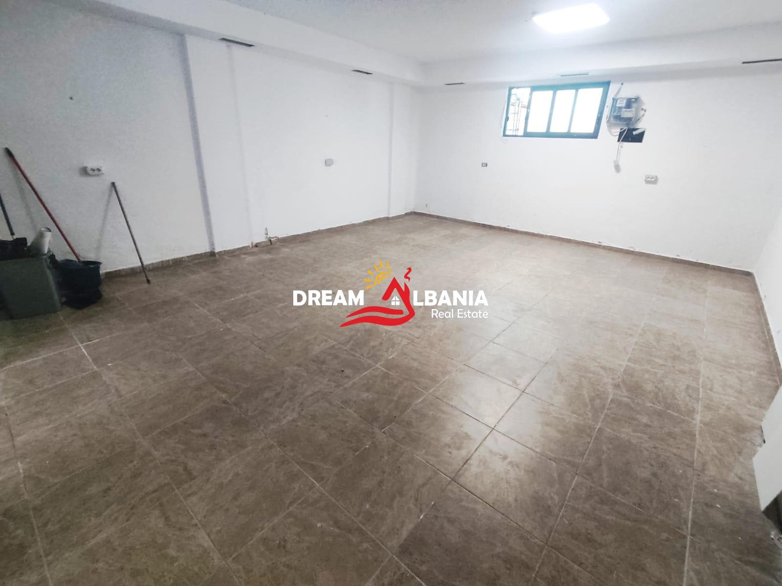 Jepet me qera dyqan në zonën e Bllokut prane Shkolles Petro Nini Luarasi – super mundësi biznesi! ( ID 42711159 ) 4