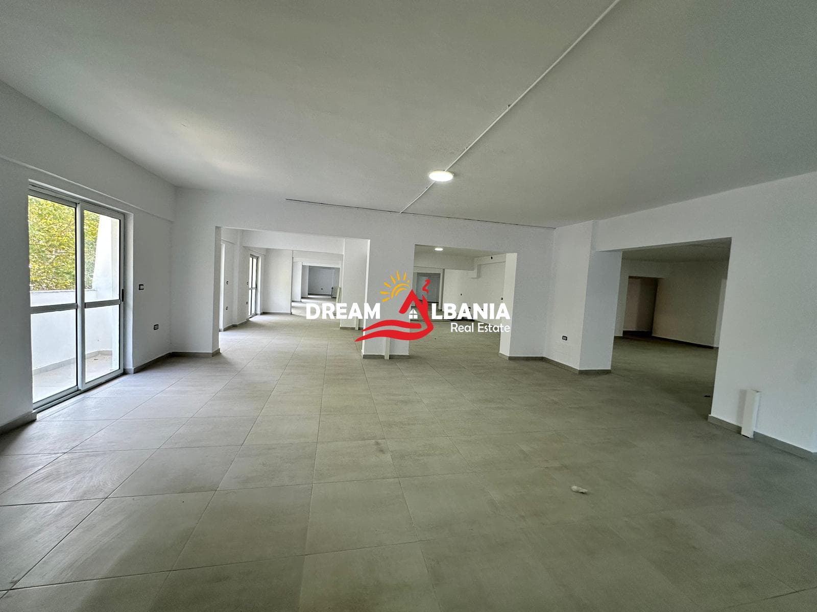 Ambient dublex me qera ne rrugen Dritan Hoxha ne afersi te Procredit Bank ne Tirane (ID 4261881) 2