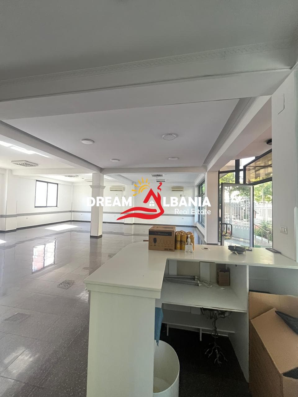 Jepet dy ambiente biznesi me qera te oxhaku prane kompleksit ASL (ID 42711176 )