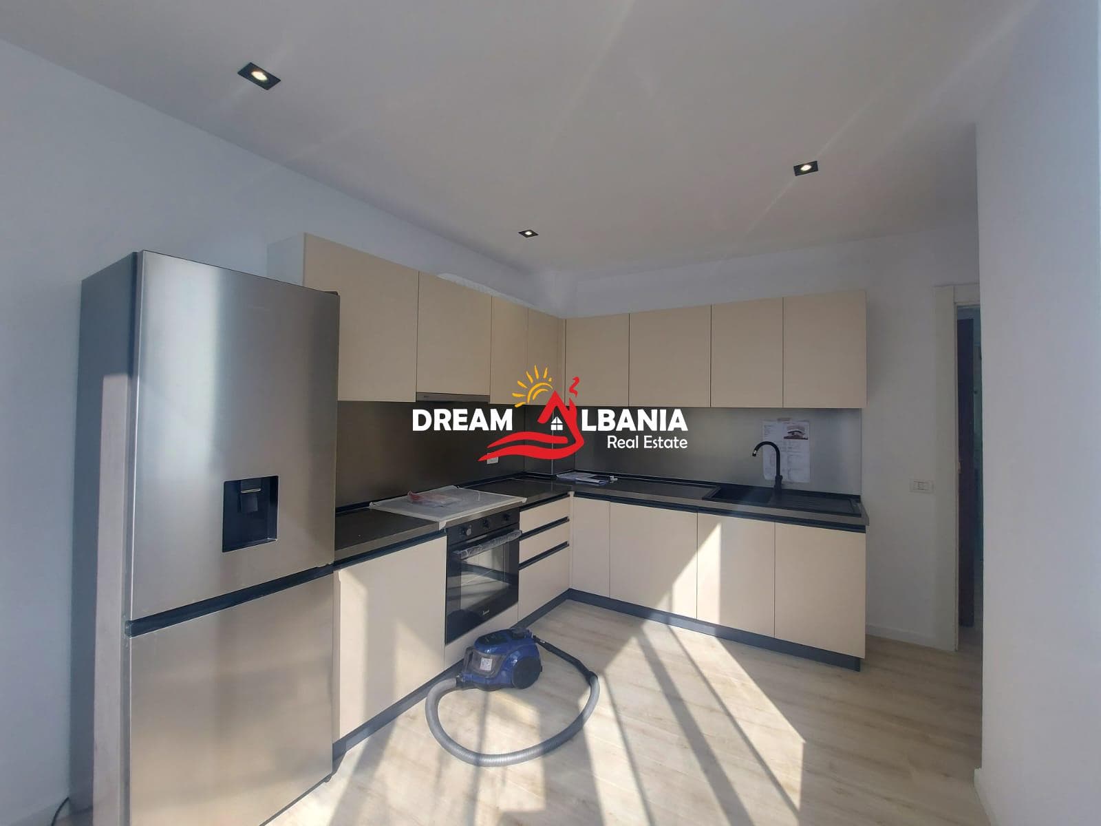Ambjent 2+1+2 me qera tek Ish Ekspozita prane Gjykates, Tirane (ID 42214415)
