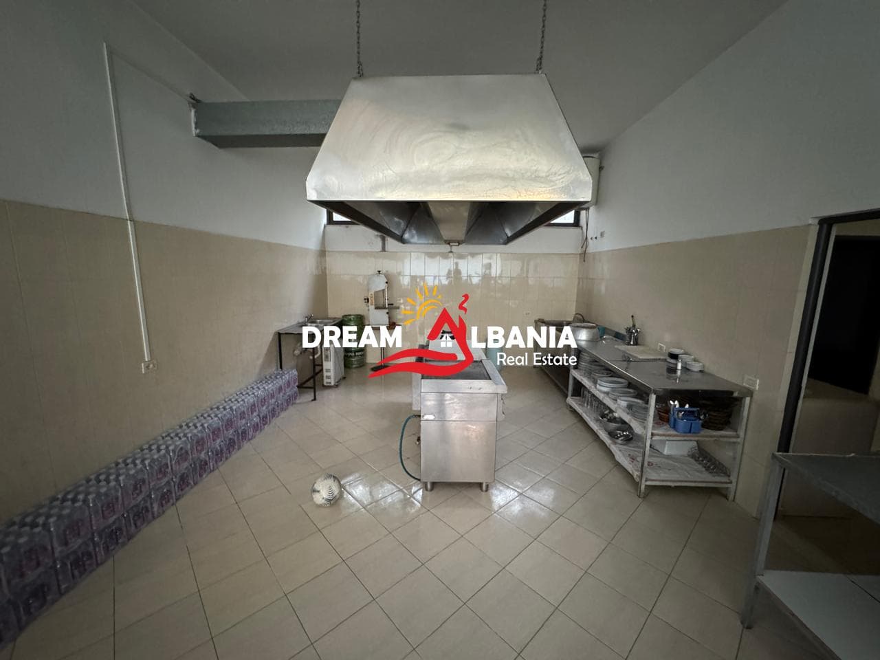Jepet lokal me qera ne hyrje Freskut, ne Tirane (ID 42711053 ) 4