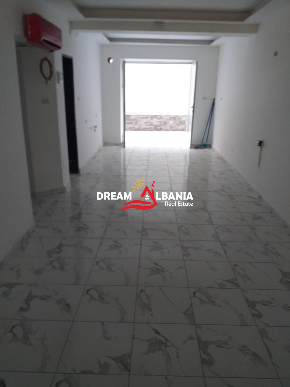 Jepet ambjent me qera tek rruga e Dibres, prane Fakultetit te Mjekesise ( 42711008) 1