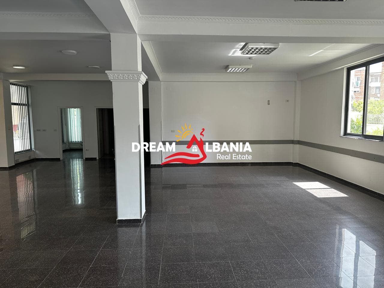 2 Ambjente per zyra me qera ne zonen e Varri Bamit (ID 42611106). 3