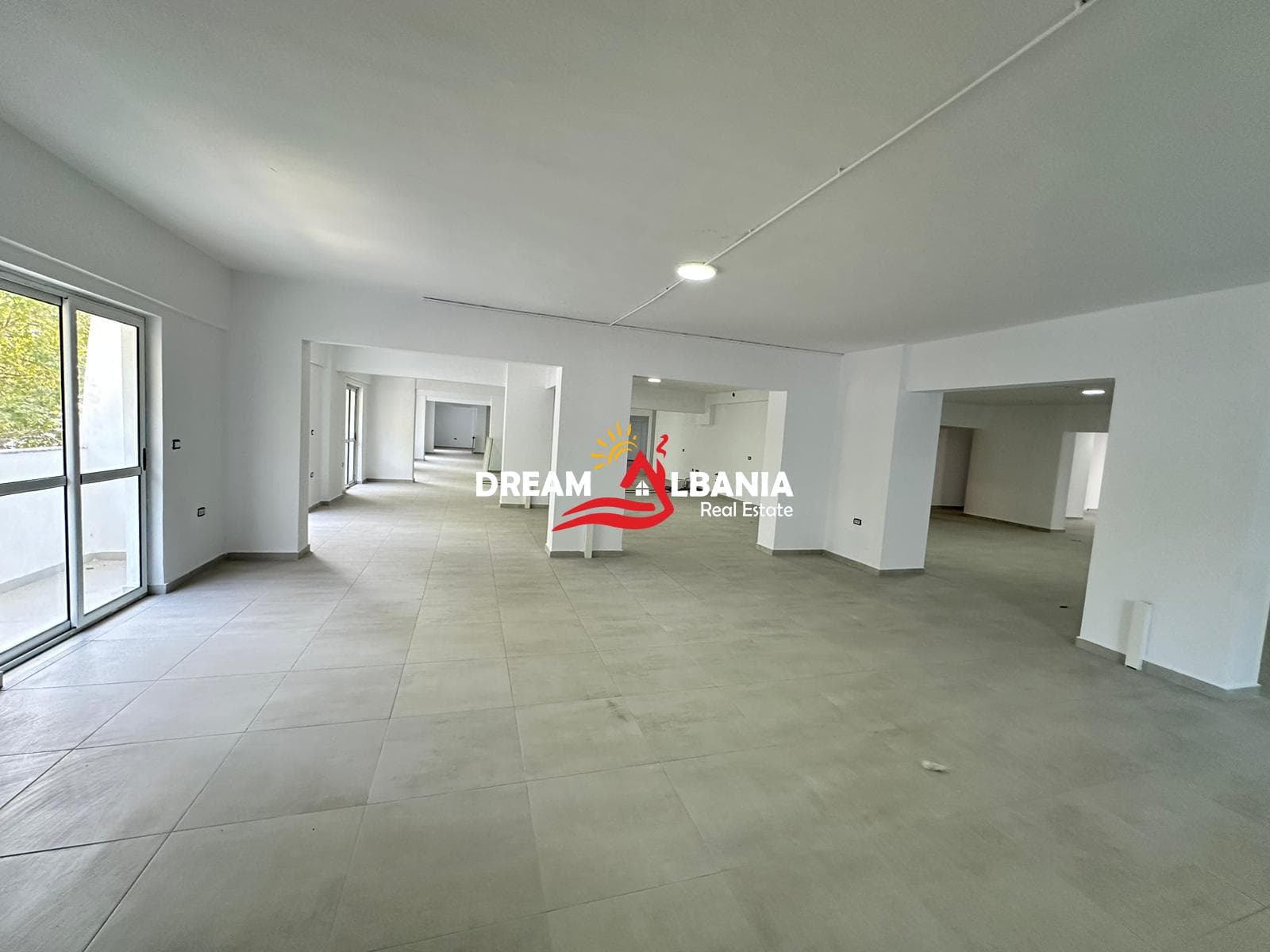 Ambient dublex me qera ne rrugen Dritan Hoxha ne afersi te Procredit Bank ne Tirane (ID 4261881) 3