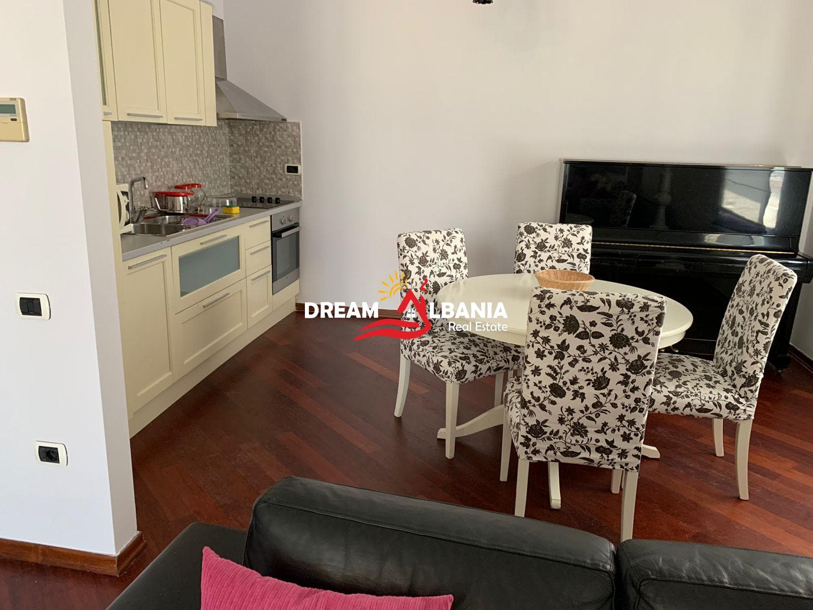 Apartament me qera 2+1+2wc+Parkim te Sheshi Wilson, Tirane (ID 42215204). 3