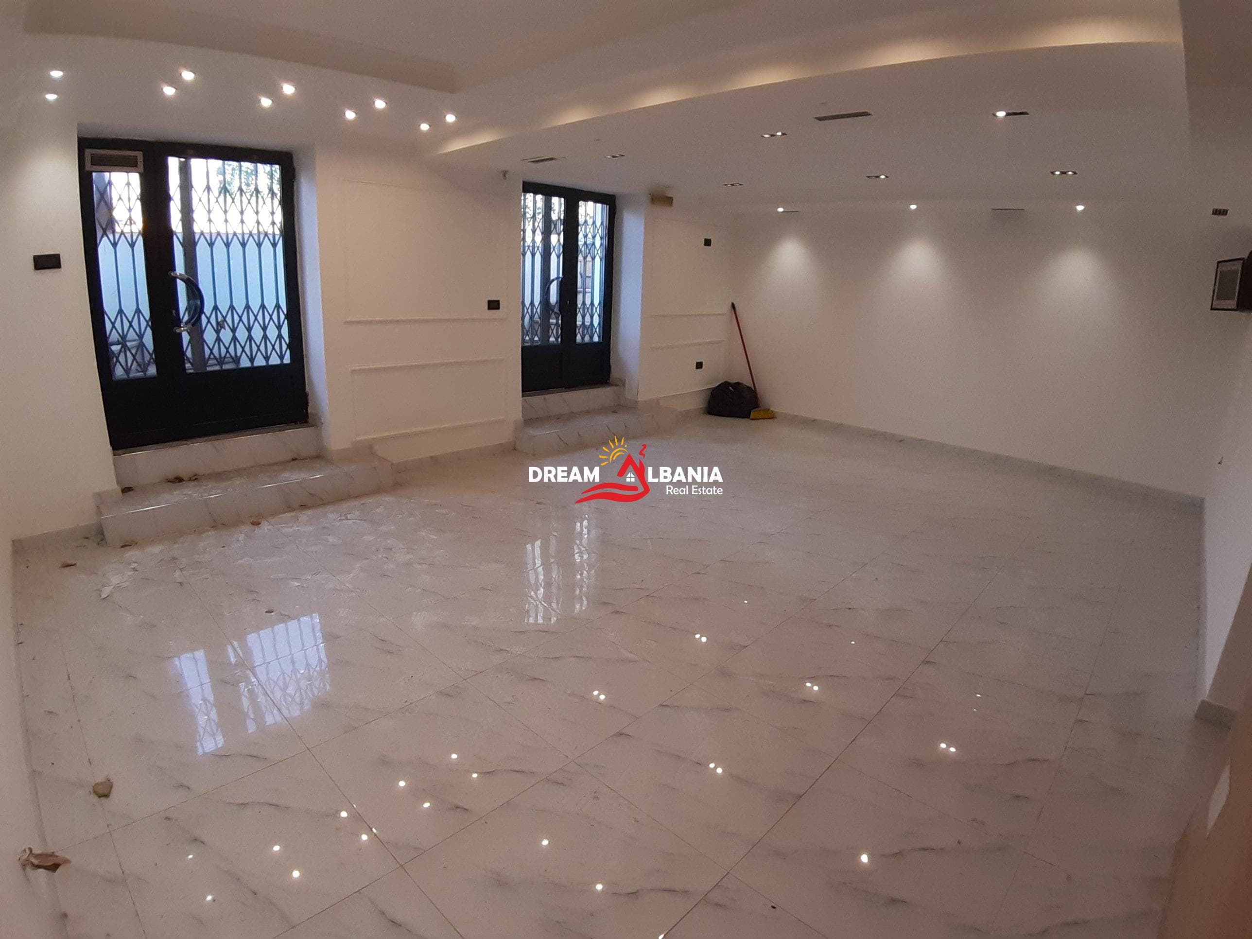 Dy dyqane gjysem bodrum ne shitje ne Bllok, Rruga Ibrahim Rrugova ne Tirane (ID 4171191)