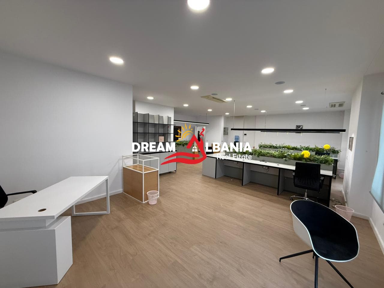 Ambjent per zyra me qera te Delijorgji prane Hotel Hilton (ID 4261941). 4