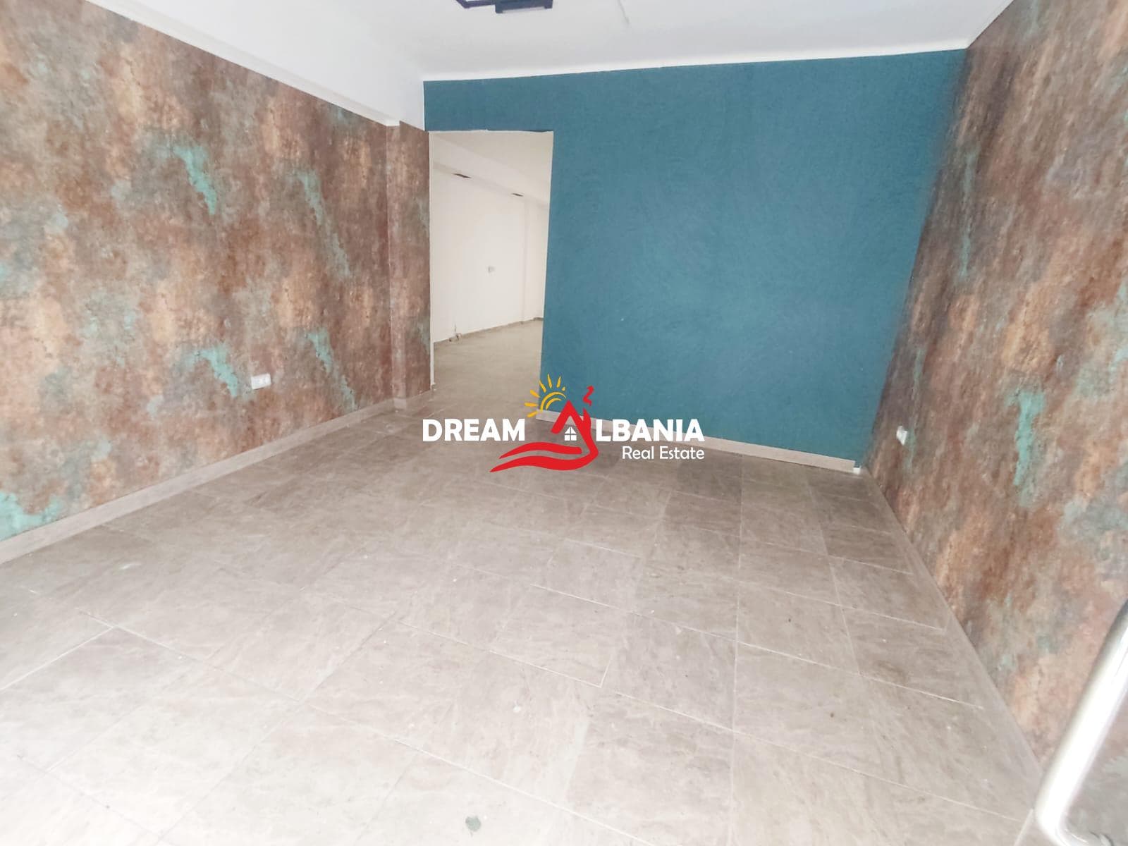 Jepet me qera dyqan në zonën e Bllokut prane Shkolles Petro Nini Luarasi – super mundësi biznesi! ( ID 42711159 ) 2