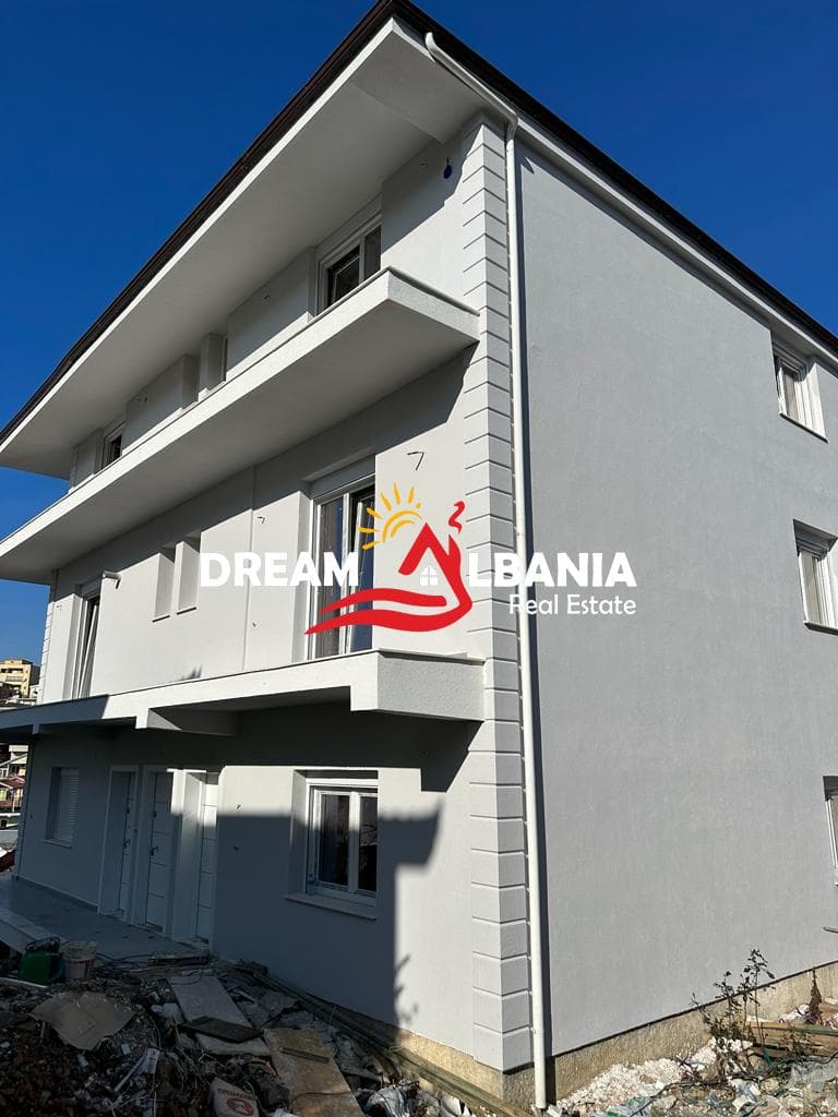 Vile 3 kateshe ne shitje e ndare ne 6 Apartamente 1+1 prane rrethrrotullimit te Shkozes ne Tirane (4151134 )