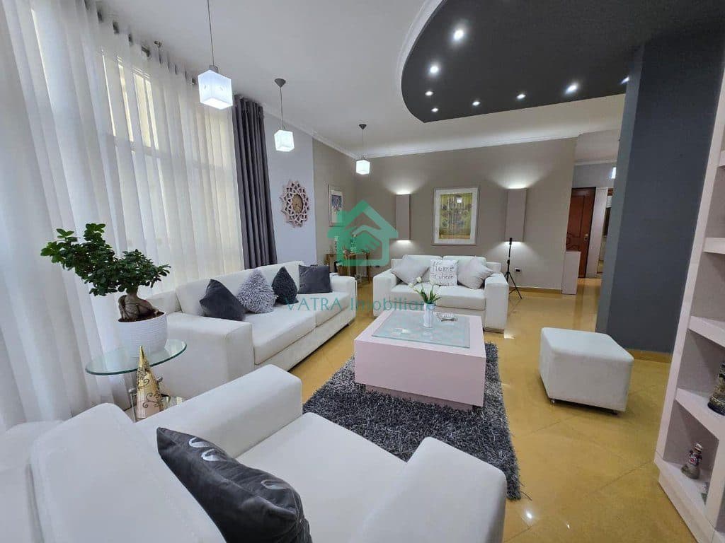 Apartament 2+1 Me Qira në katin e dytë të një vile Rruga e Elbasanit, Tiranë - 1500€ | 130 m²
