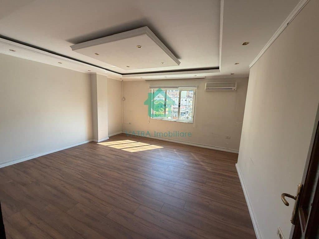 Ambient Biznesi Me Qira në Sheshi Willson, Tiranë - 1800€/neto| 178 m² 4