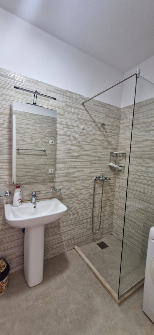 Apartament 1+1 + Post parkimi Me Qira në Rruga e Dibrës, Tiranë - 50.000 lekë/muaj | 74 m² 3