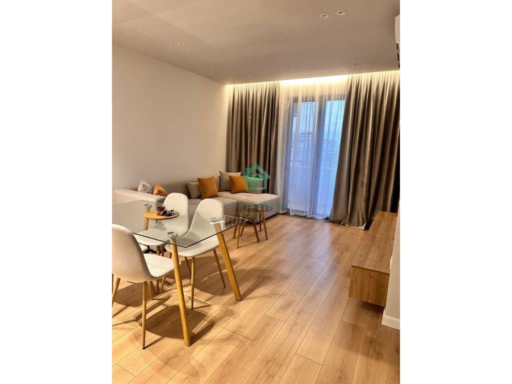 Apartament 2+1 + Post Parkimi me Qira në Ish Stacioni i Trenit, Tiranë - 85.000 lekë/muaj