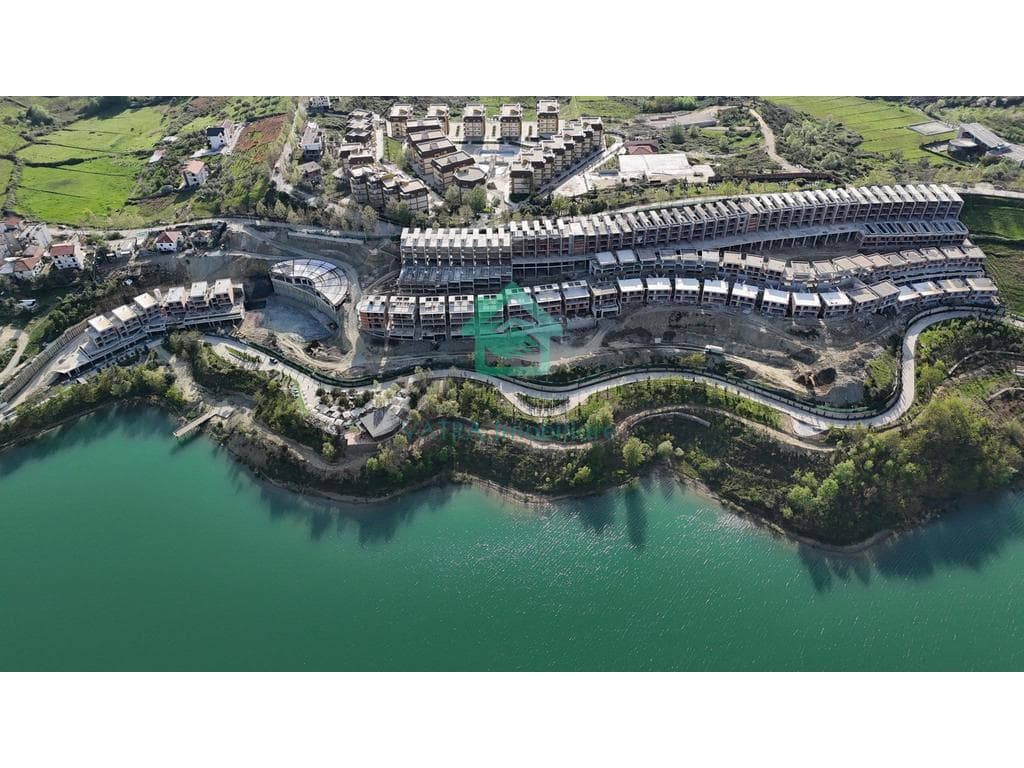 Vilë 3+1 me pishin Për Shitje në Swan Lake Residence, Liqeni i Farkës, Tiranë - 495,000€ | 242 m² 2