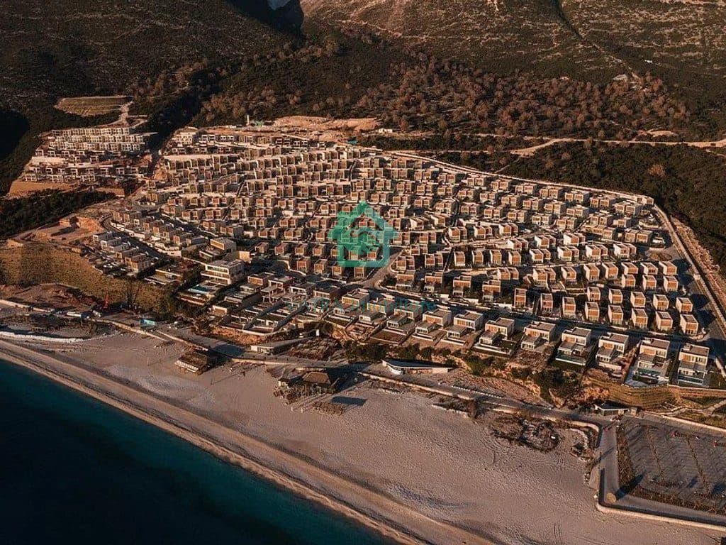Vilë Standarde 3+1+3 Për Shitje në San Nicolas - 1,250,000€ | 3