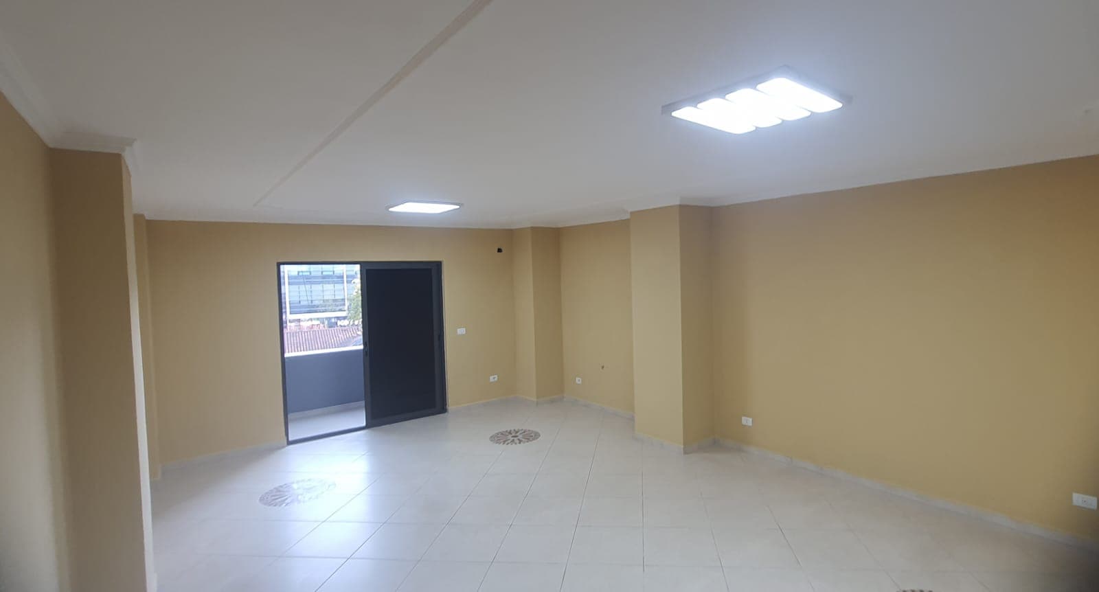 Ambient zyre Për Qira në Qendër afër sheshit "Skenderbej" ,Tiranë - 110.000 Lekë neto 3