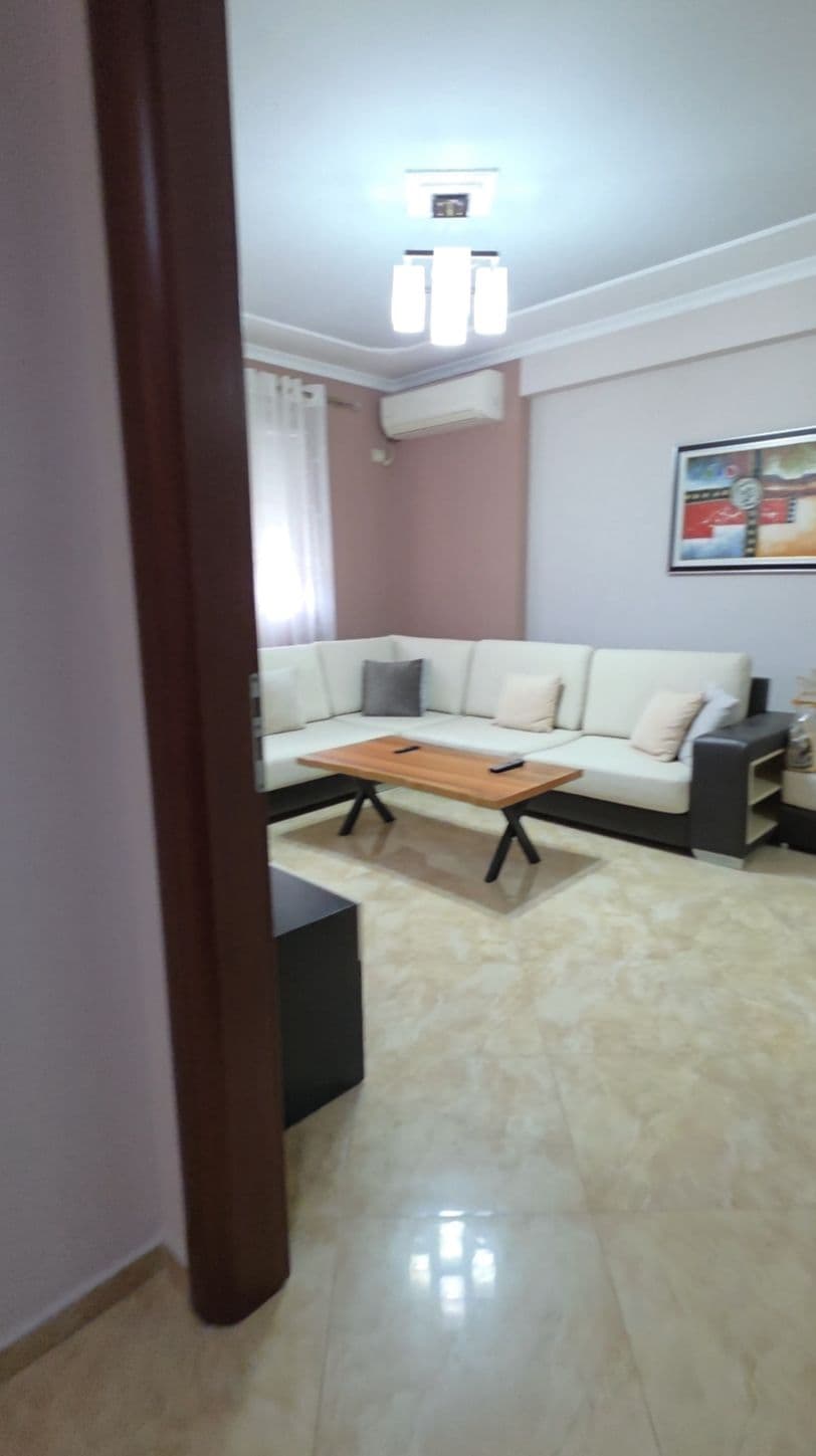 Apartament 2+1+Post parkimi Me Qira pallati Kritea në Ali Demi, Tiranë - 60.000 Lekë/muaj