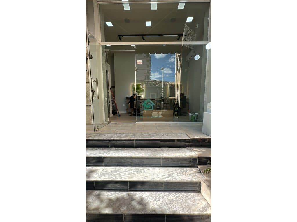 🏢 Dyqan me Qera Premium – Rruga e Barrikadave 2
