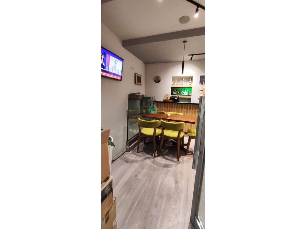 Ambient Biznesi Me Qira në Sheshin Willson, Tiranë - 80.000 Lekë/muaj | 80 m²