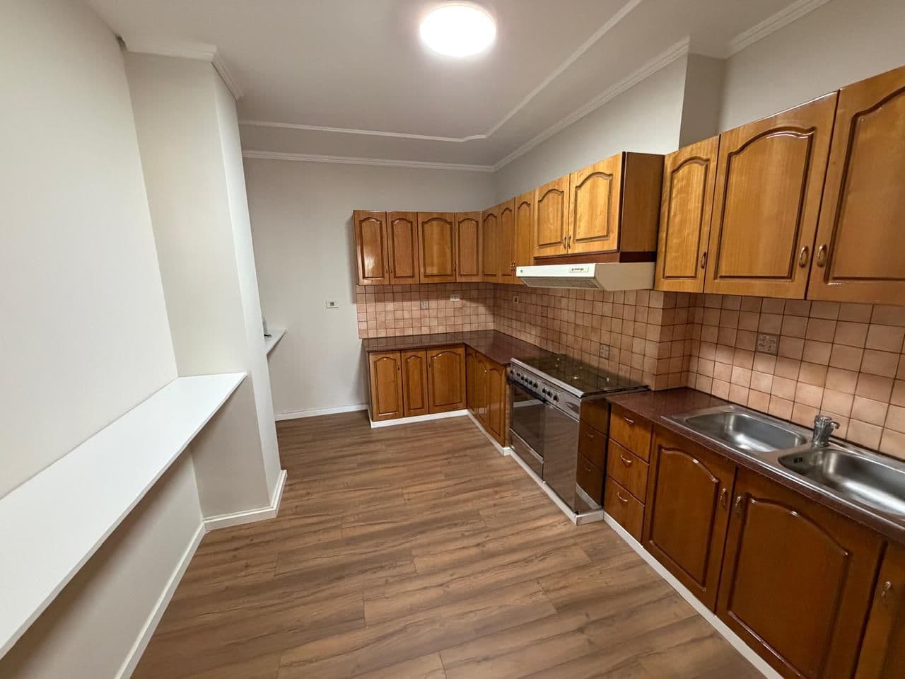Ambient Biznesi Me Qira në Sheshi Willson, Tiranë - 1800€/neto| 178 m²