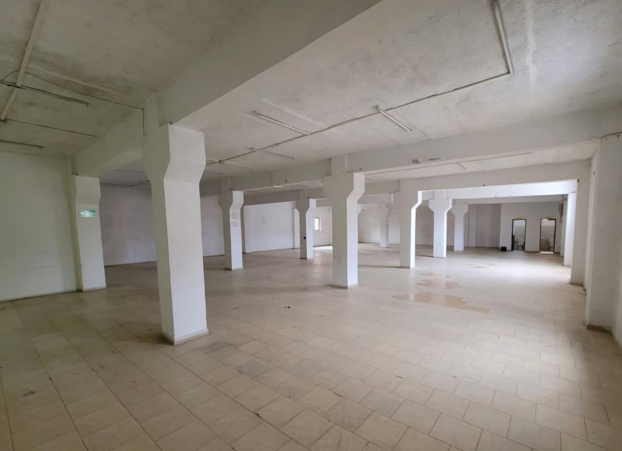Magazinë 2-katëshe për Qira në Siri Kodra, tek Frigoriferi, Tiranë - 1400€ | 320 m²