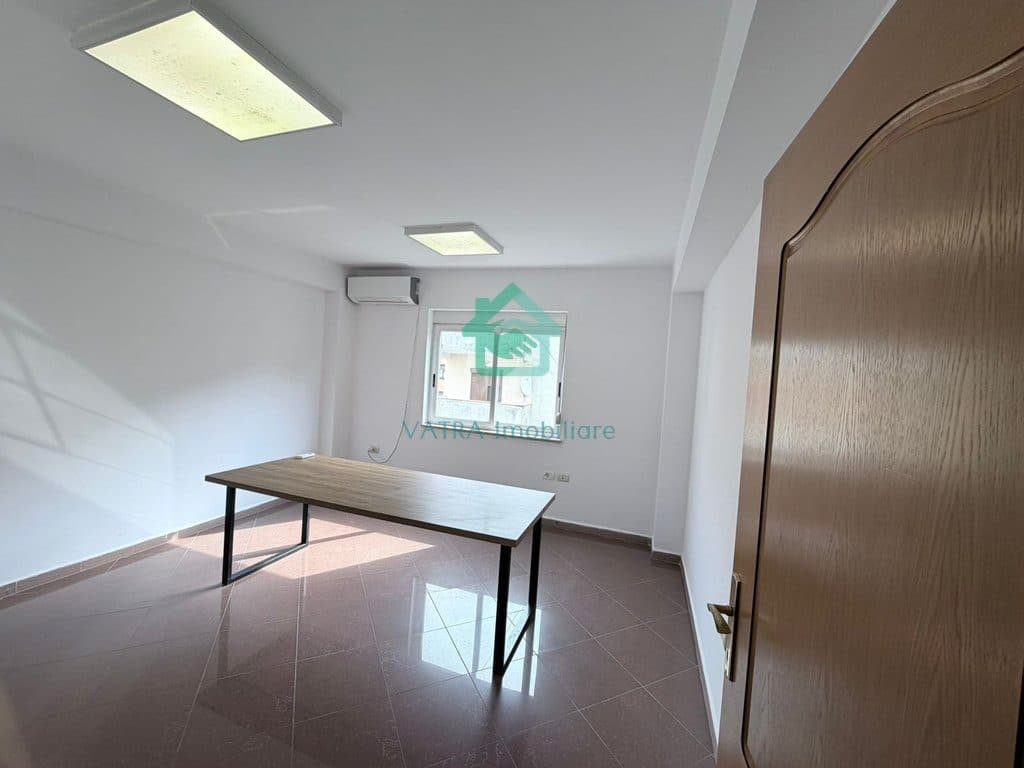 Jepet me Qira- Ambient zyre afër Farmaci Daja te Blloku, Tiranë - 850€/muaj | 99 m²