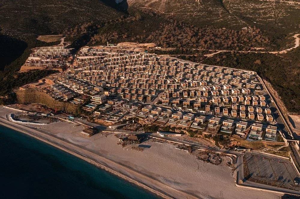 Vilë Twin 3+1+5 Për Shitje në Green Coast 2, Dhërmi, Vlorë - 1,240,000€ | 279 m² 3