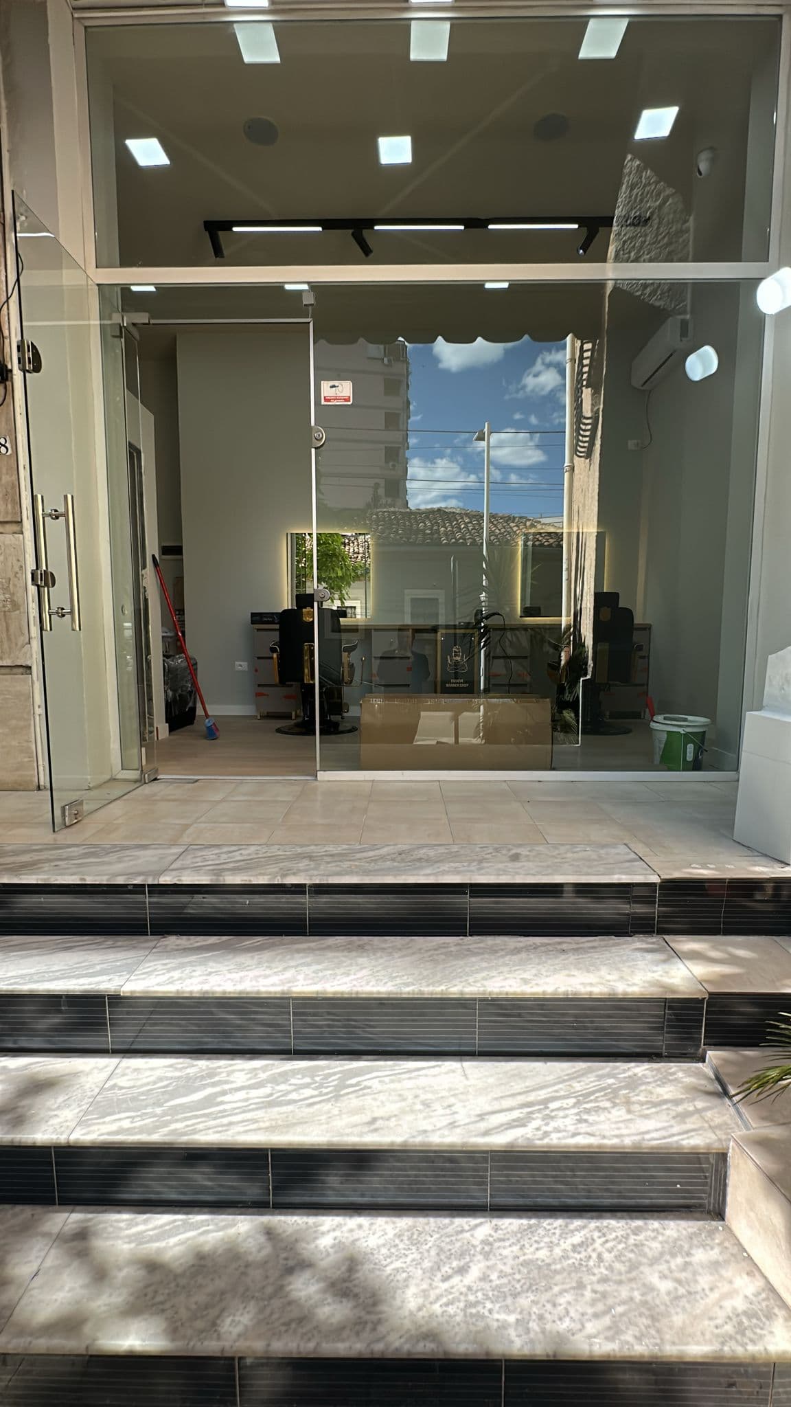 🏢 Dyqan me Qera Premium – Rruga e Barrikadave 2