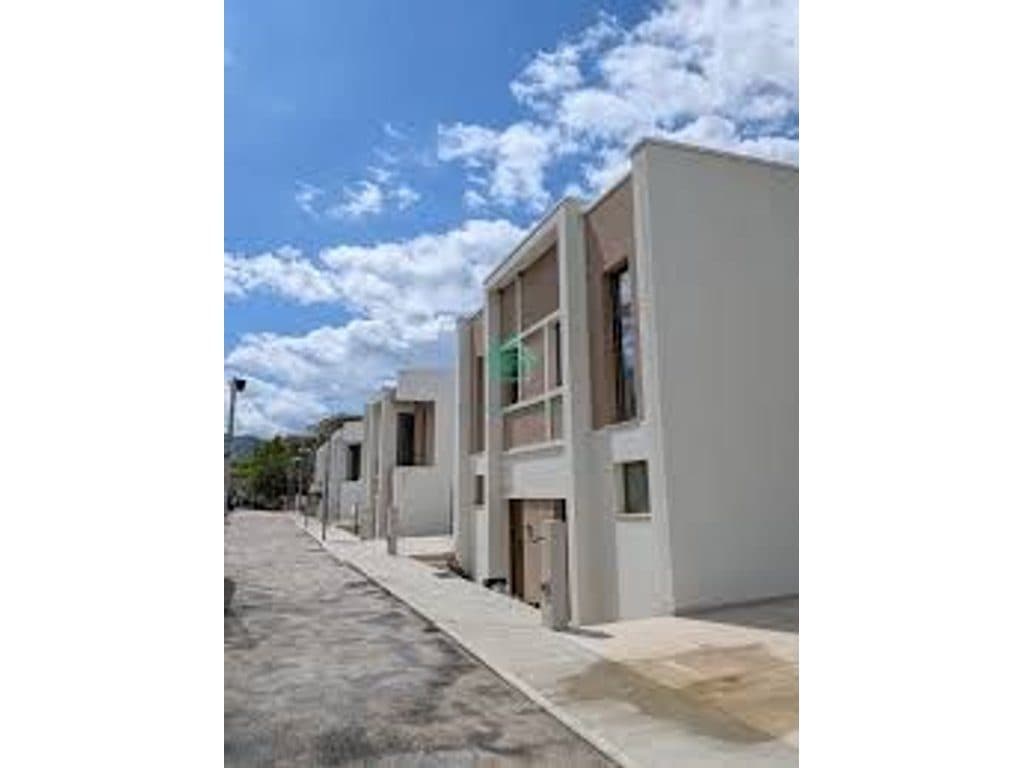 Vilë 3 kate + 2 Poste parkimi Në Shitje tek Residenca Luleborë pranë Qendrës Tregtare TEG, Tiranë - 650,000€ | 334 m²