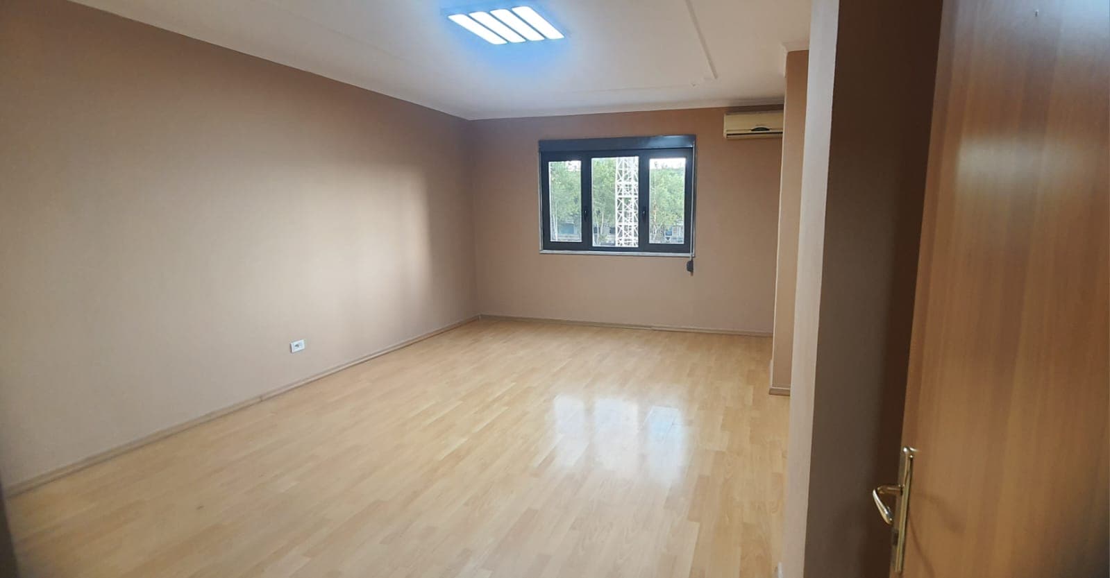 Ambient zyre Për Qira në Qendër afër sheshit "Skenderbej" ,Tiranë - 110.000 Lekë neto