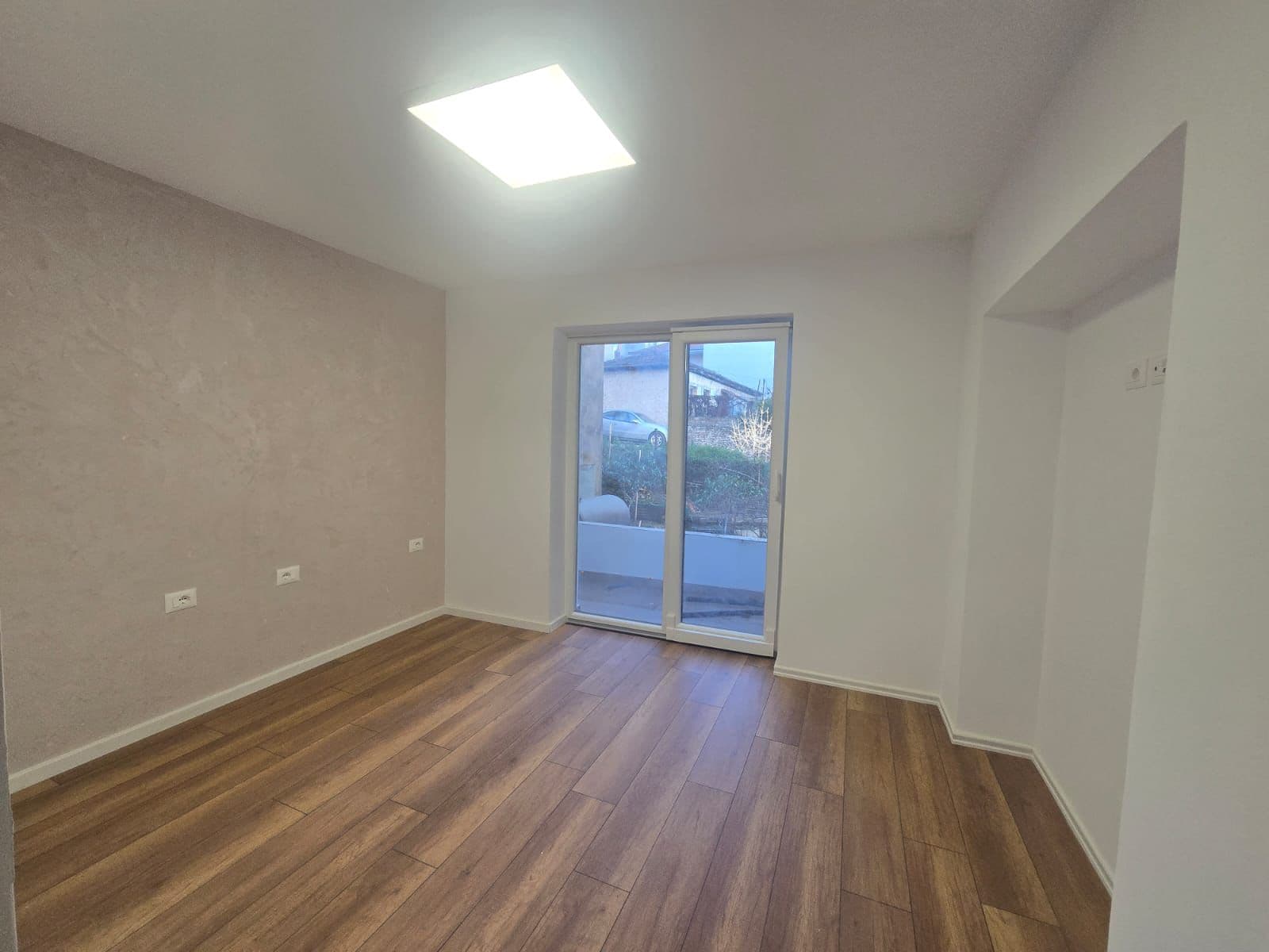 Ambinet biznesi me Qira ideale për zyrë apo klinika me pamje nga rruga kryesore, përball Maternitetit në Tiranë - 800€ | 78 m² 2