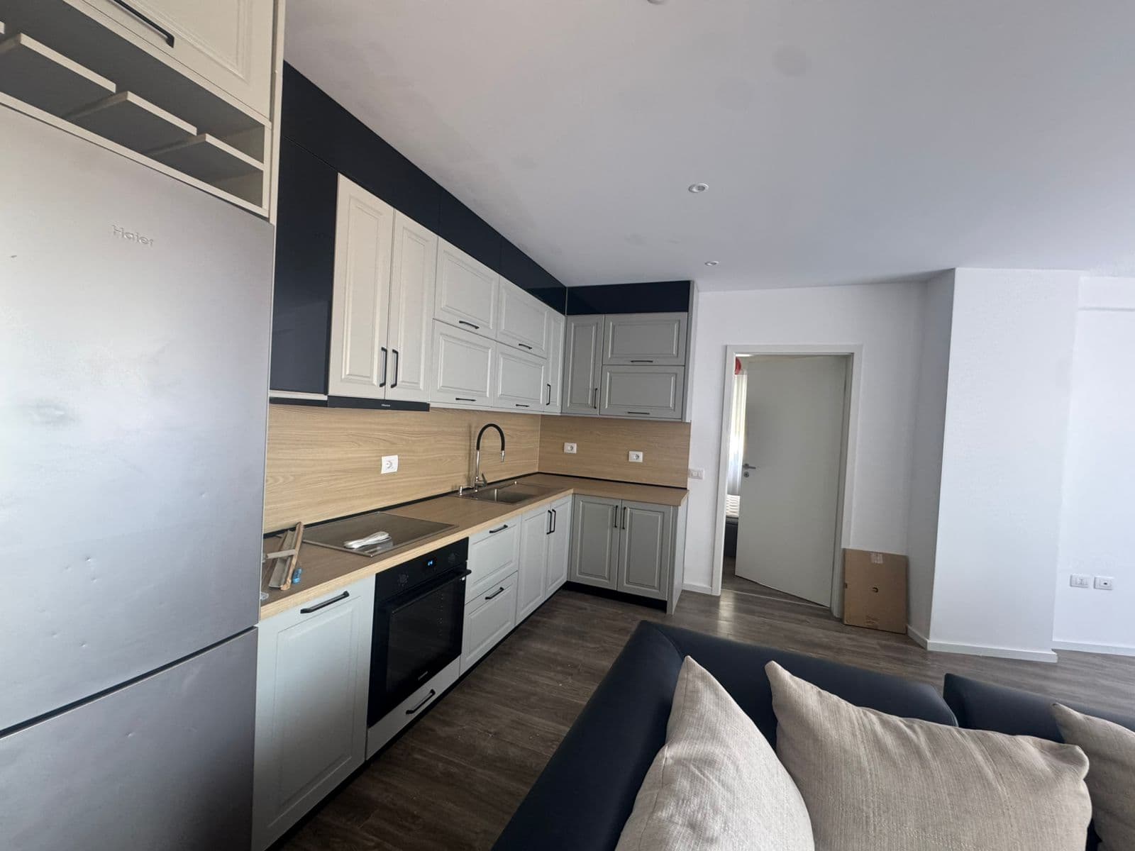 Apartament 2+1 Me Qira tek Kompleksi Kontakti në 21 Dhjetori, Tiranë - 750.000 lekë 2