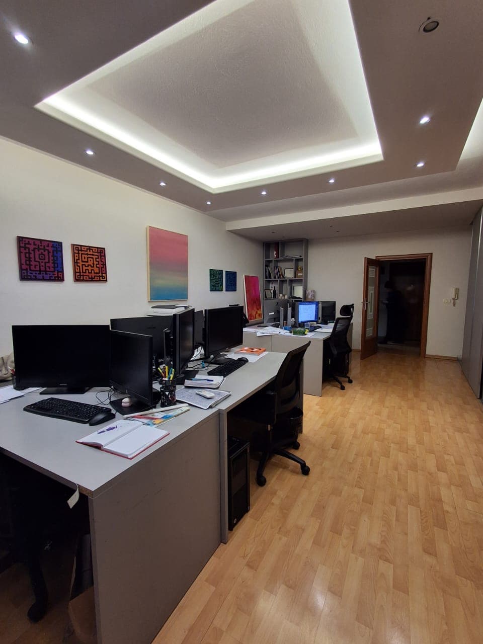 Zyrë 3 ambjente pune +2 tualete Me Qira në Ish Blloku, Tiranë - 1200€ | 120 m² 2