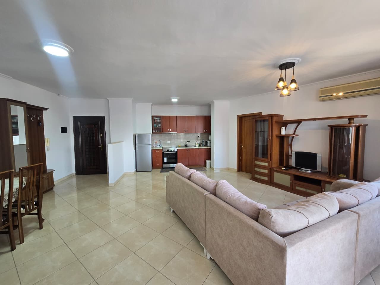 Apartament 2+1 Me Qira në Rruga Barrikadave, Tiranë - 65.000 Lekë/muaj | 111 m²